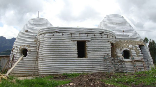 Доступные и экологичные самодельные дома из мешков с землей.